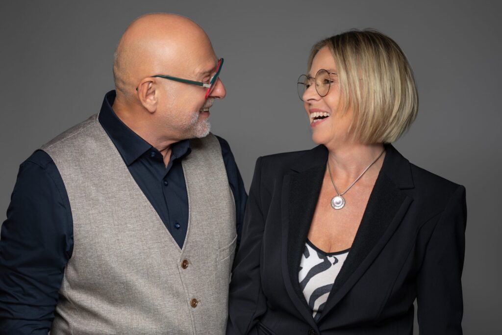 Geschäftsführung der RWB eG lacht gemeinsam im Gespräch