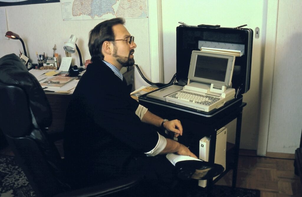 Ralf Werner Barth als digitaler Dekadenpionier am Laptop