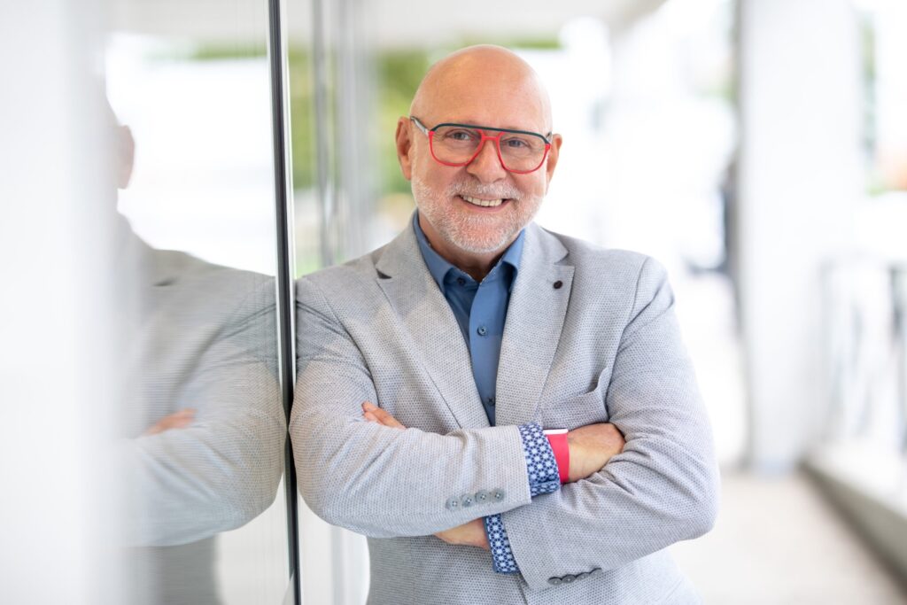 Ralf Werner Barth, Geschäftsführer der RWB eG, lächelt im Porträt