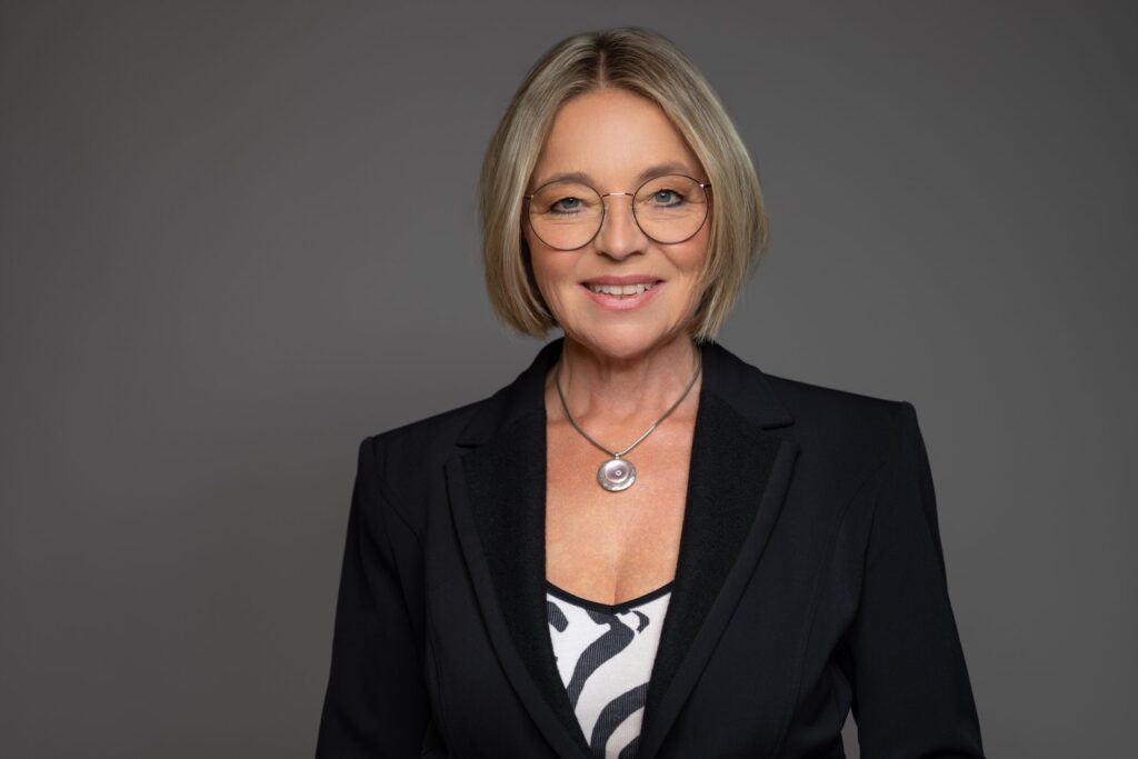 Ulrike Barth, Geschäftsführerin der RWB eG, lächelt im Porträt