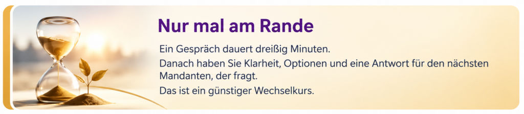 Sanduhr mit Pflanze als Symbol für Zeit, Klarheit und langfristige Entwicklung im Beratungsgespräch.